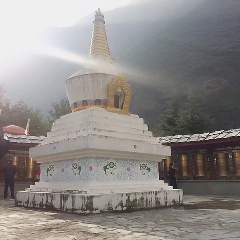 所以我建议有能力的人 可以自驾去毕棚沟 然后