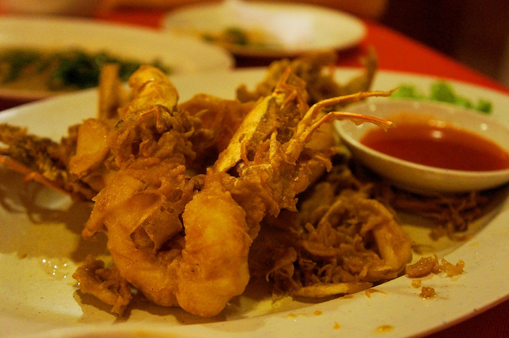 "等到夜幕降临，便直接走去中华椰林海鲜餐厅吃饭。这边的华人特别多，真浪和椰林都是华人开的_椰林中华料理"的评论图片