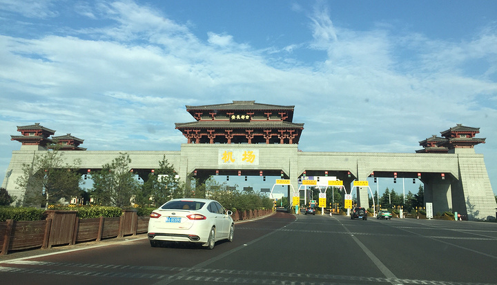 从机场去往市内的路上就看到了这样的建筑,古都浩气尽显.