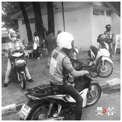 吃完晚饭就直接如果对面的夜市逛街,华欣夜市