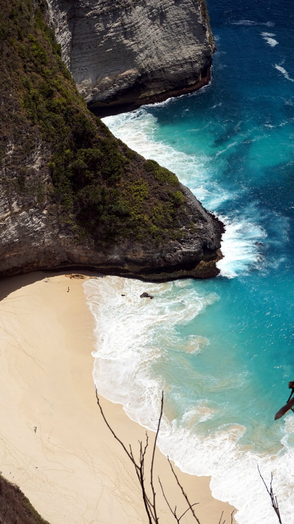 眼前的这座断崖真的太美太美了青色的石灰崖配上碧