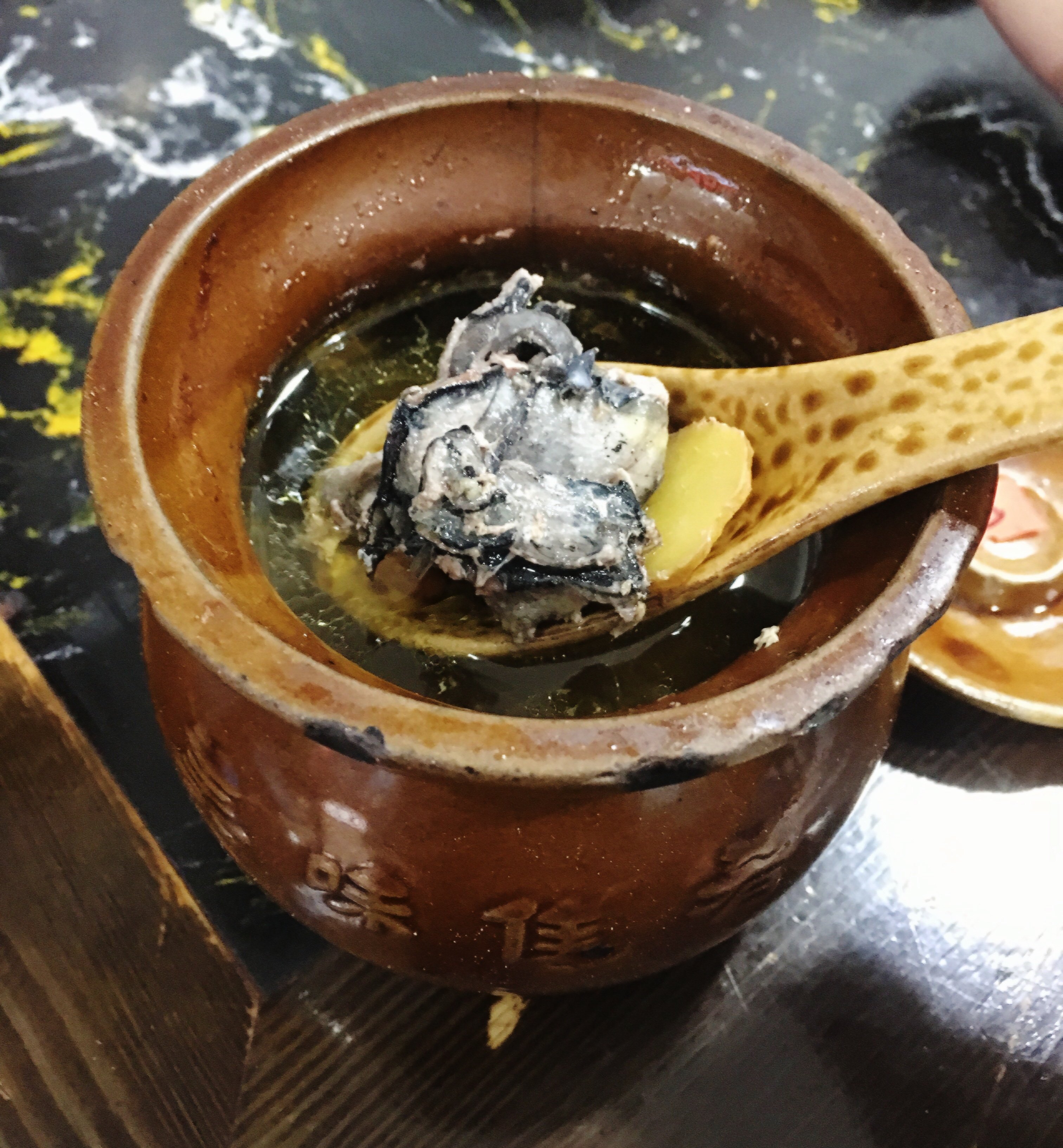 在这古香古色的石板街上走,特别有感觉.我们点的排骨汤也是很美味