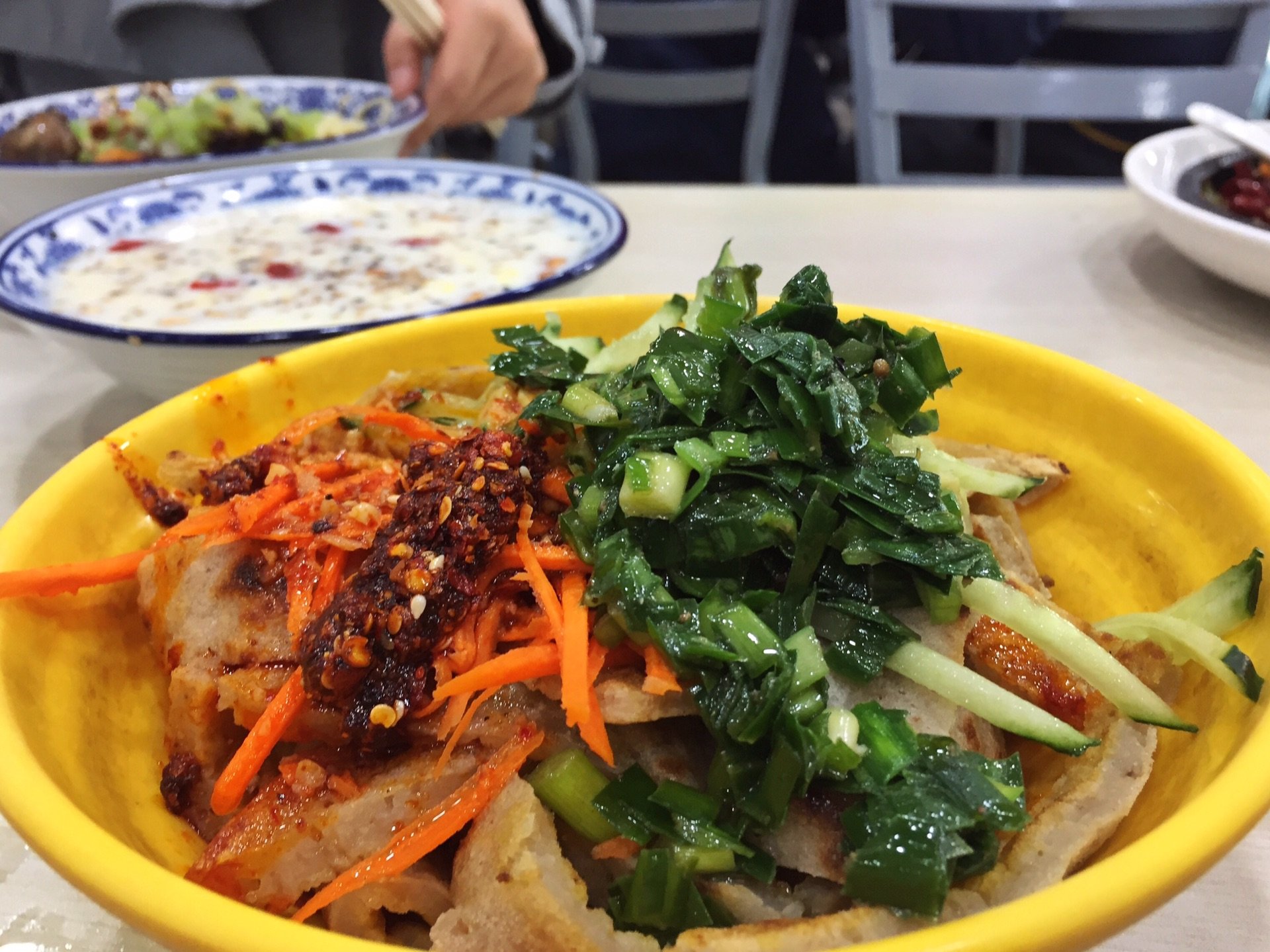 不过吃起来真带劲!马忠食府里的 洋芋酿皮,味道还不错.