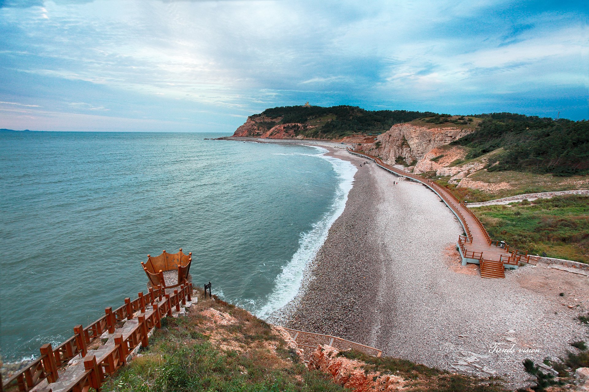 九丈崖海岸,顺着木梯栈道一路可以到达月牙湾景区