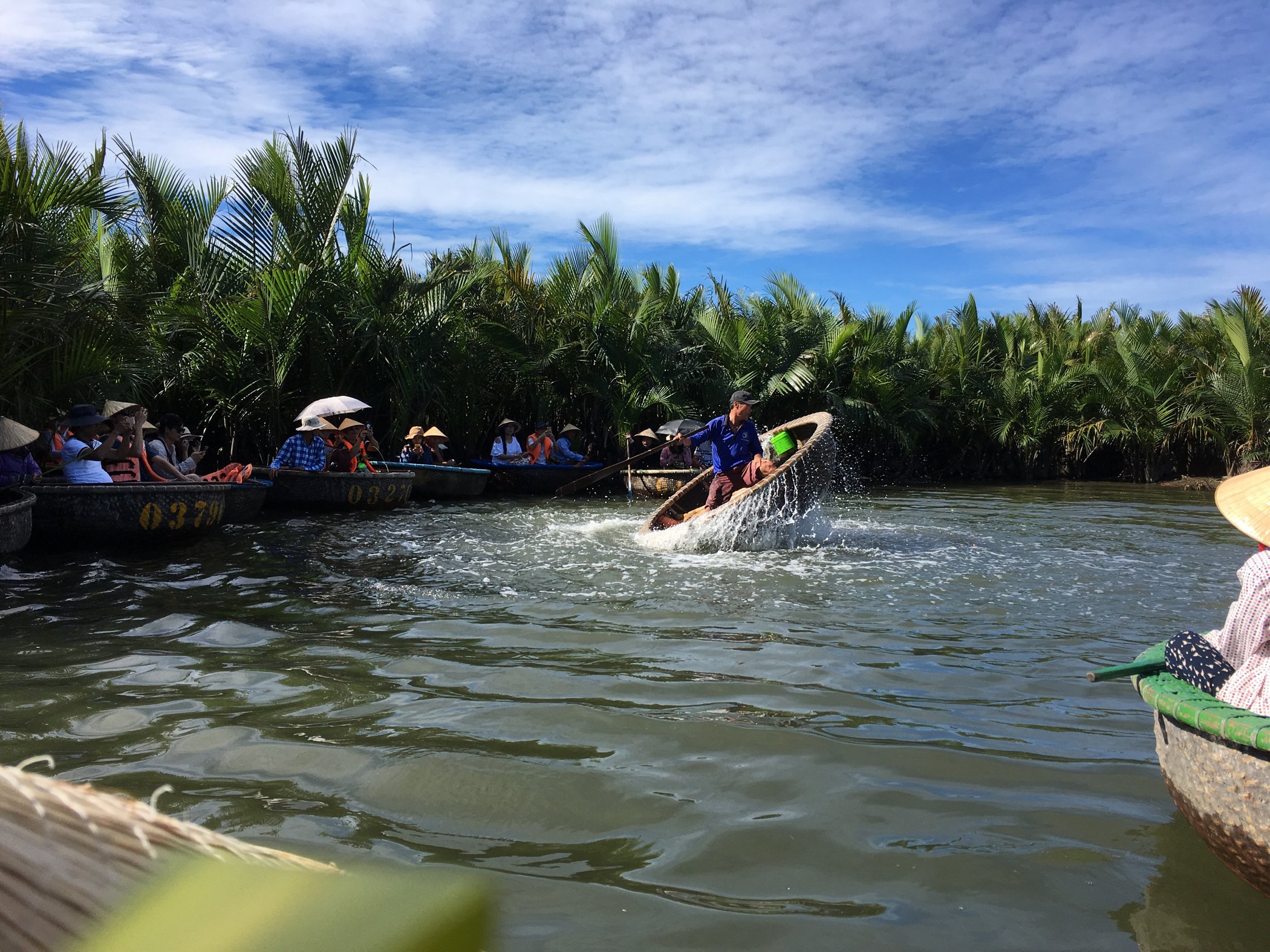 岛上除了传统的水椰林游览,游客的吃饭问题可以在岛上的农家乐中解决