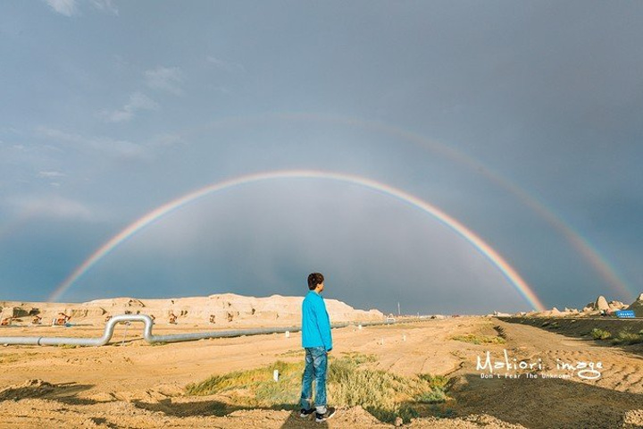 一副世界末日的景象 黑压压的头顶一片乌云延伸远方 寒风呼啸着从头顶