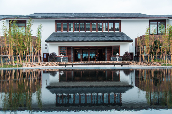 大径山旅游集散中心是一座以旅游集散功能为主,融文化交流,展览,休闲