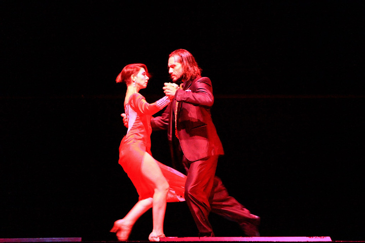 阿根廷的探戈舞演员已经不止一次地把那飘逸、