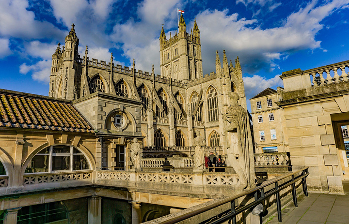 罗马浴场romanbaths是巴斯最著名的景点罗马浴场环绕温泉而建