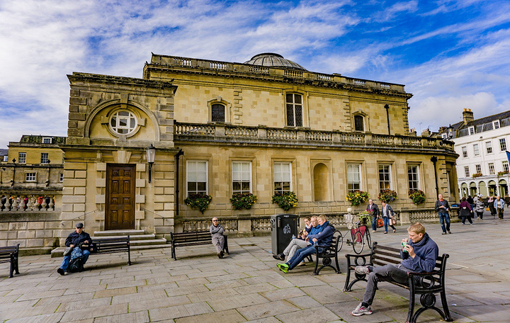 罗马浴场romanbaths是巴斯最著名的景点罗马浴场环绕温泉而建