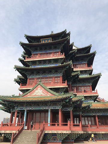 阅江楼碧瓦朱楹,飞檐峭壁,朱帘凤飞,彤扉彩盈,具有鲜明的明代风格