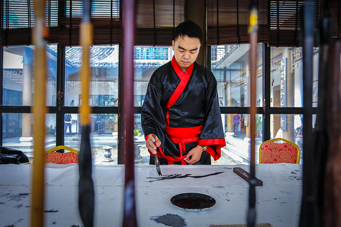 穿着汉服写汉字图片