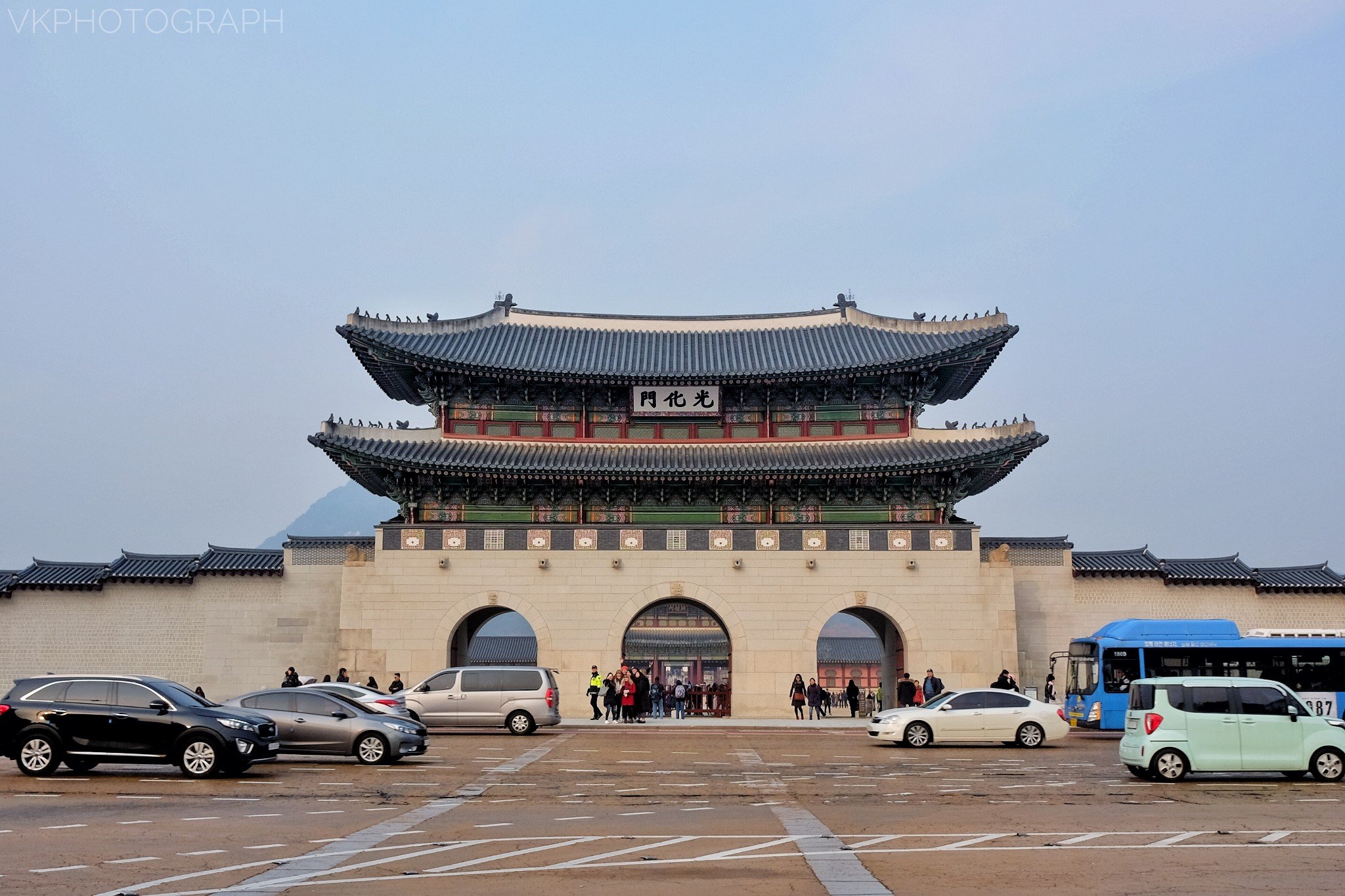 门广场是从现在的光化门(朝鲜时代王宫)正门到十字路口之间的一片空地