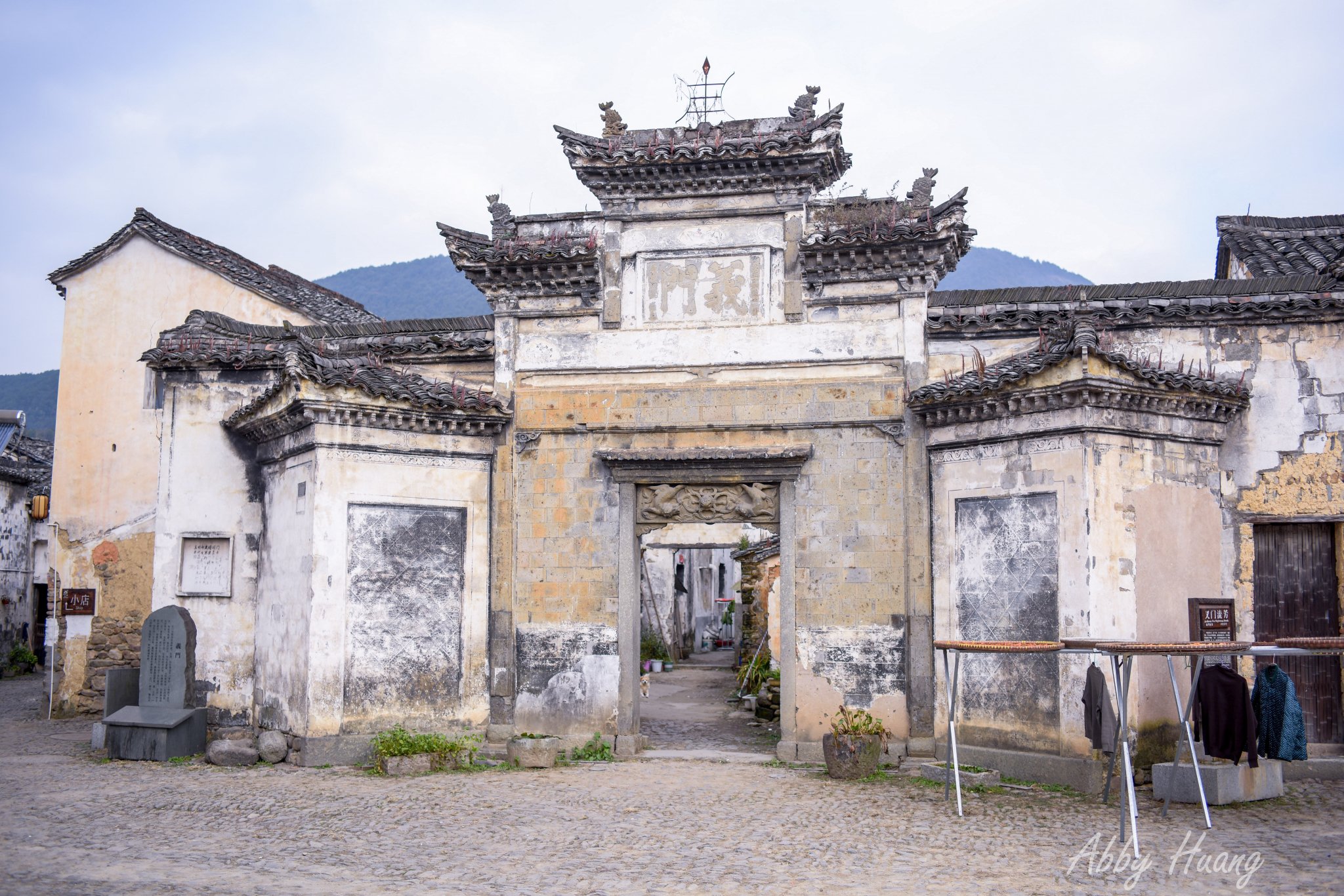 这个牌坊是古镇的一个景点"义门刘芳":明朝嘉靖二十三年,龙门的那场大