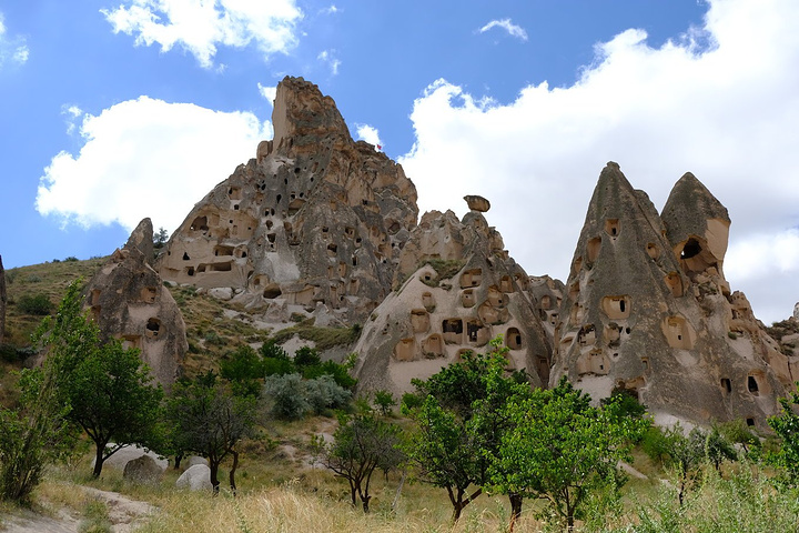 所以这里也是基督教圣地,信徒在洞穴里修建了