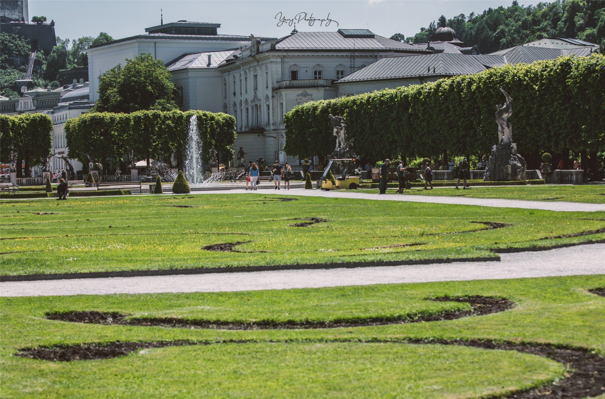 花园是免费开放的,一边漫步在美丽的花园,一边聆听着曼妙的音符,一边