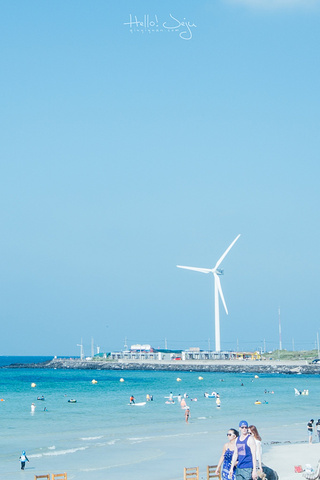 济州岛东边的白色的沙滩,湛蓝的海水,咖啡厅一条街晴天里这处拥有美丽
