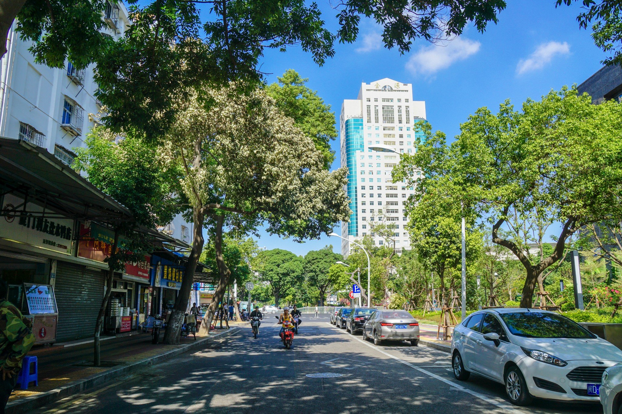 华新路就在中山公园西门附近,而斗西路便在西门外.