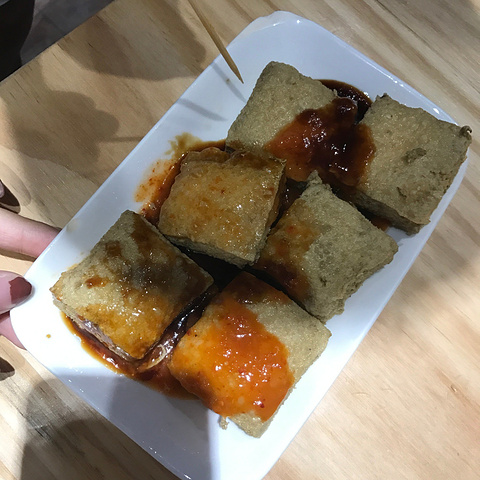 手机随便拍了两张都没有滤镜,美景啊.夜色下的七宝老街,美轮美奂