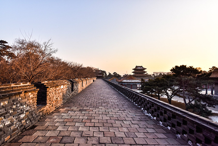 整个城墙上的历史古迹显得非常的有历史沧桑感.