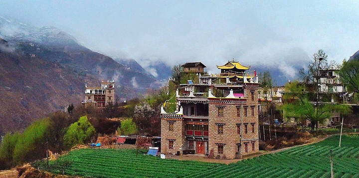 丹巴藏寨指的是居住在丹巴县的居民形成的藏族村落丹巴的山寨旧称碉楼