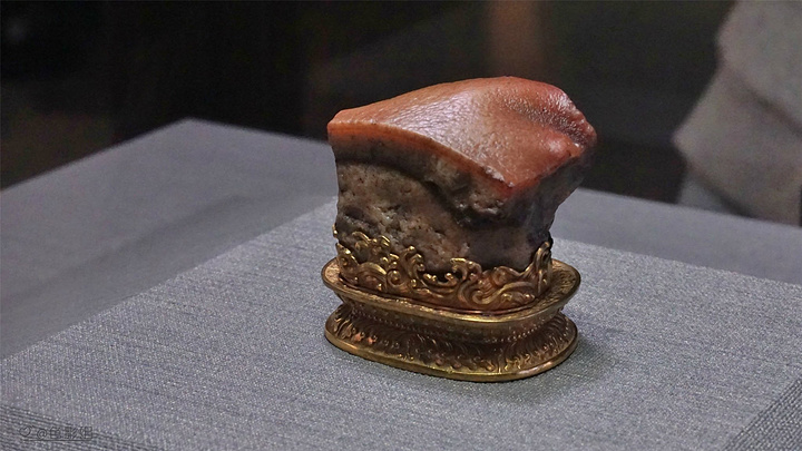 国立故宫博物院门票上面印着梅花,门票是350台