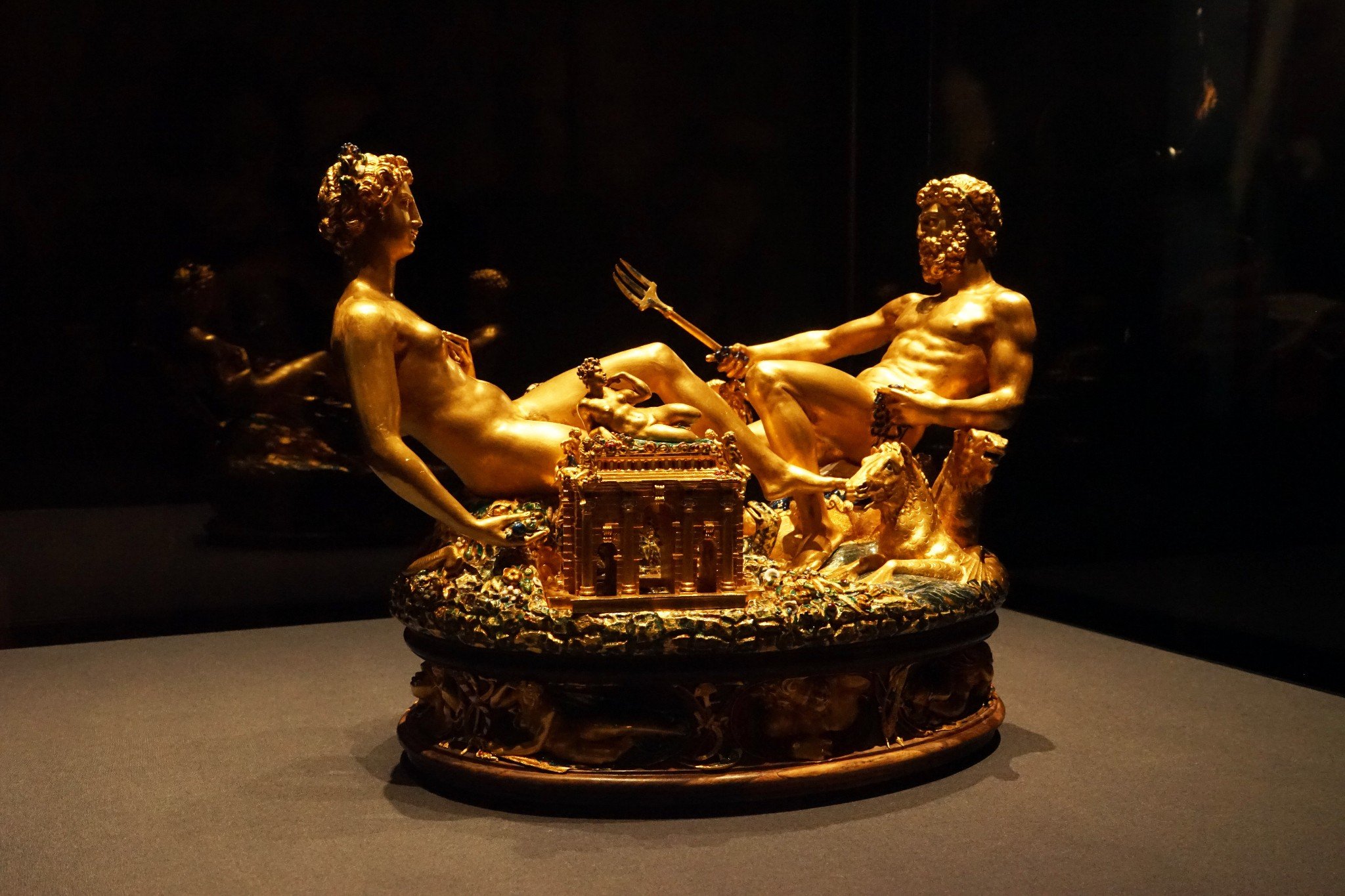 象征长出胡椒的大地)和海神波塞冬的腿(象征出产盐的海洋)交错在一起