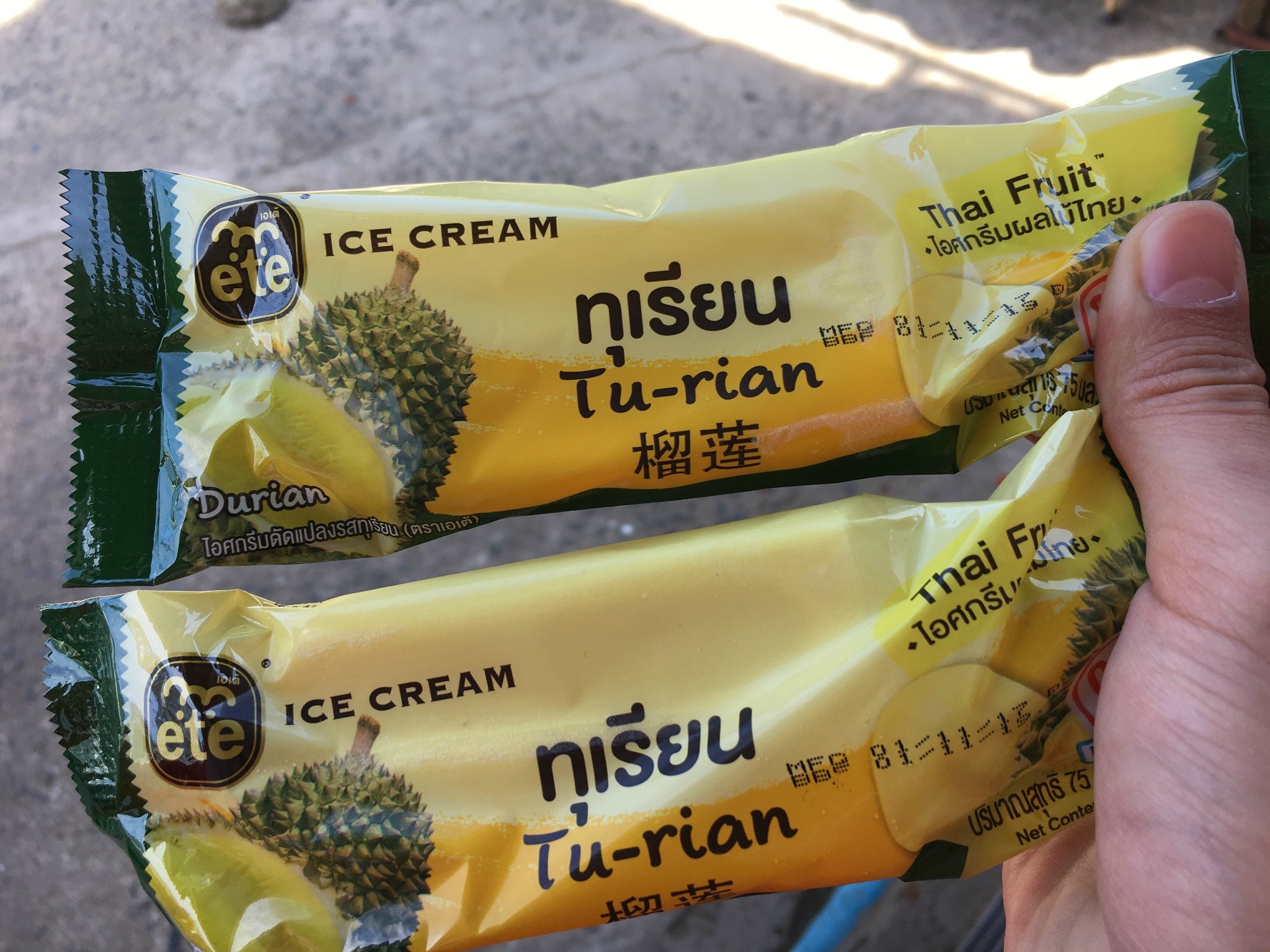 还买了榴莲雪糕,挺好吃,感觉略贵老婆拍的~为什么看电视里海马都辣么