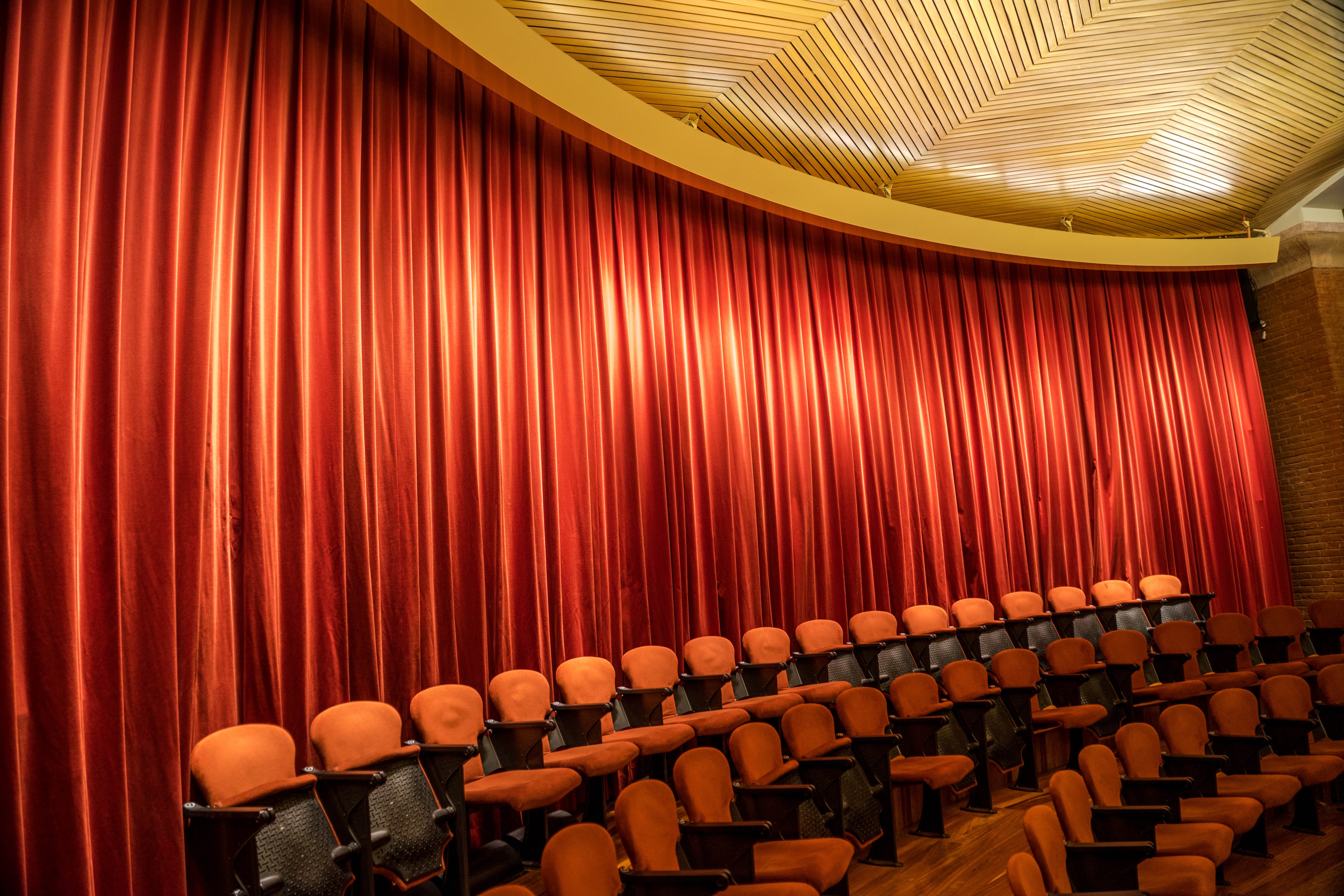 是美丽的浅色彩窗能够很好地透入自然光又不至于刺眼