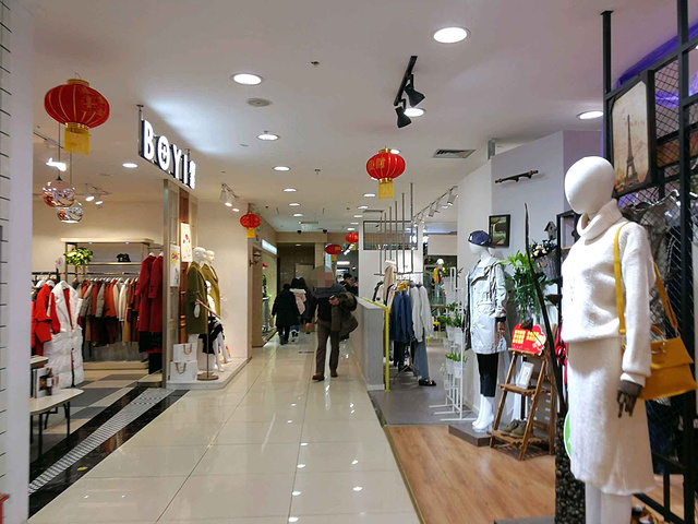 商场工作人员的服务态度还是不错,并不会因为