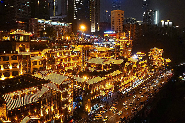 照例走楼梯下11层,到洪崖洞对面看洪崖洞夜景.