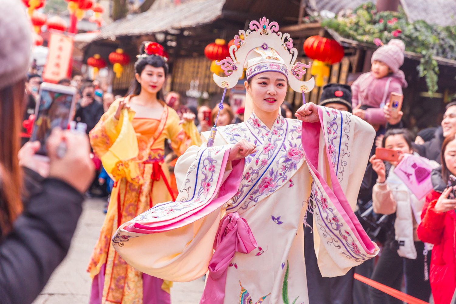 的成为了这个景区的鲜明特色最喜欢的是穿越快闪秀和王家小姐抛绣球