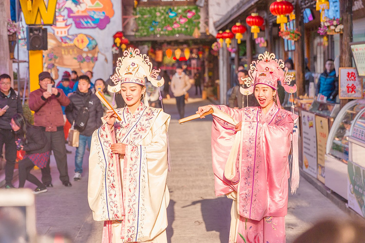 《十八相送》节选自越剧《梁山伯与祝英台》,