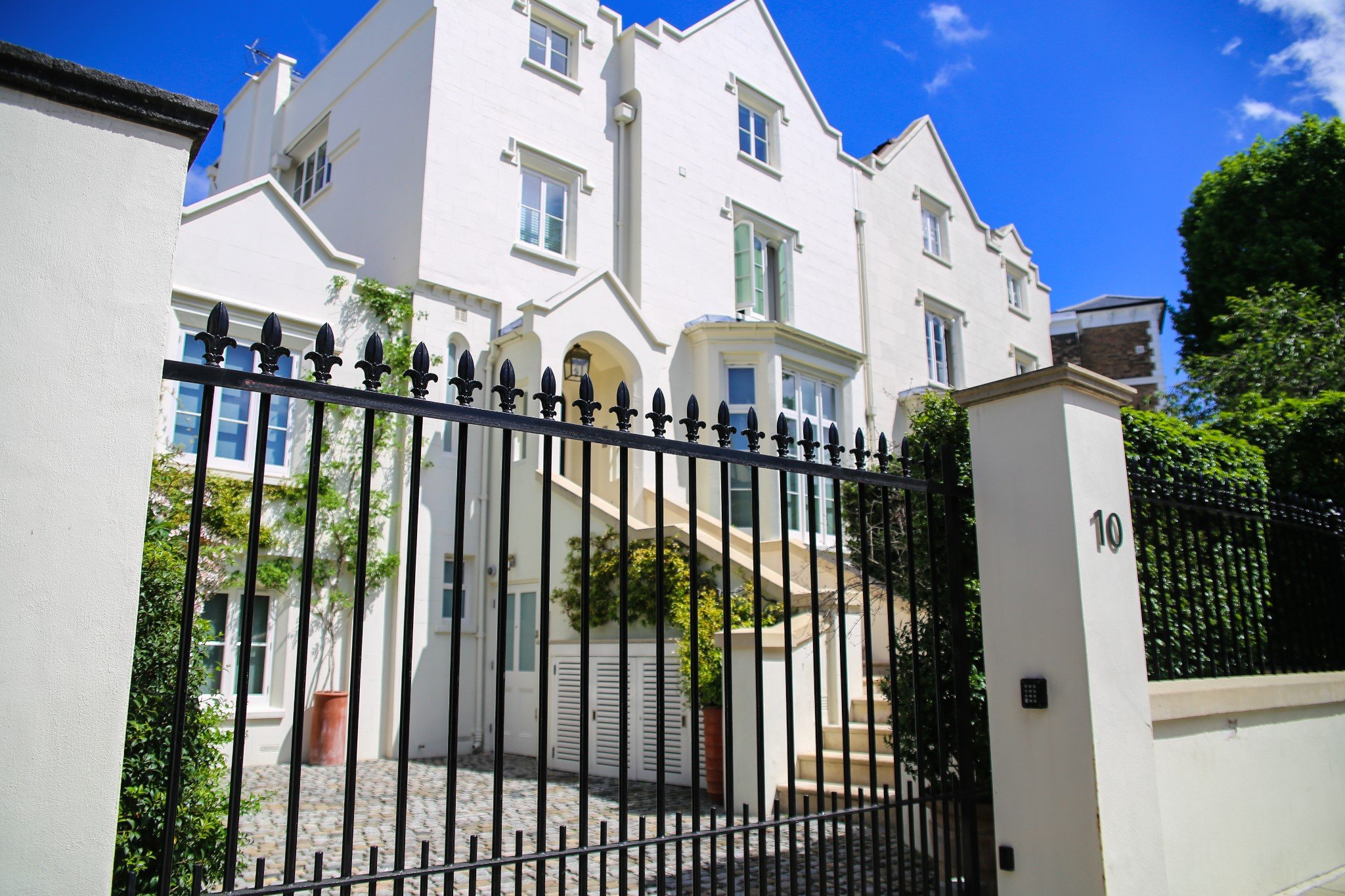 早起坐轻轨去机场,透过卫生间脏兮兮的窗户竟然看到了日出.