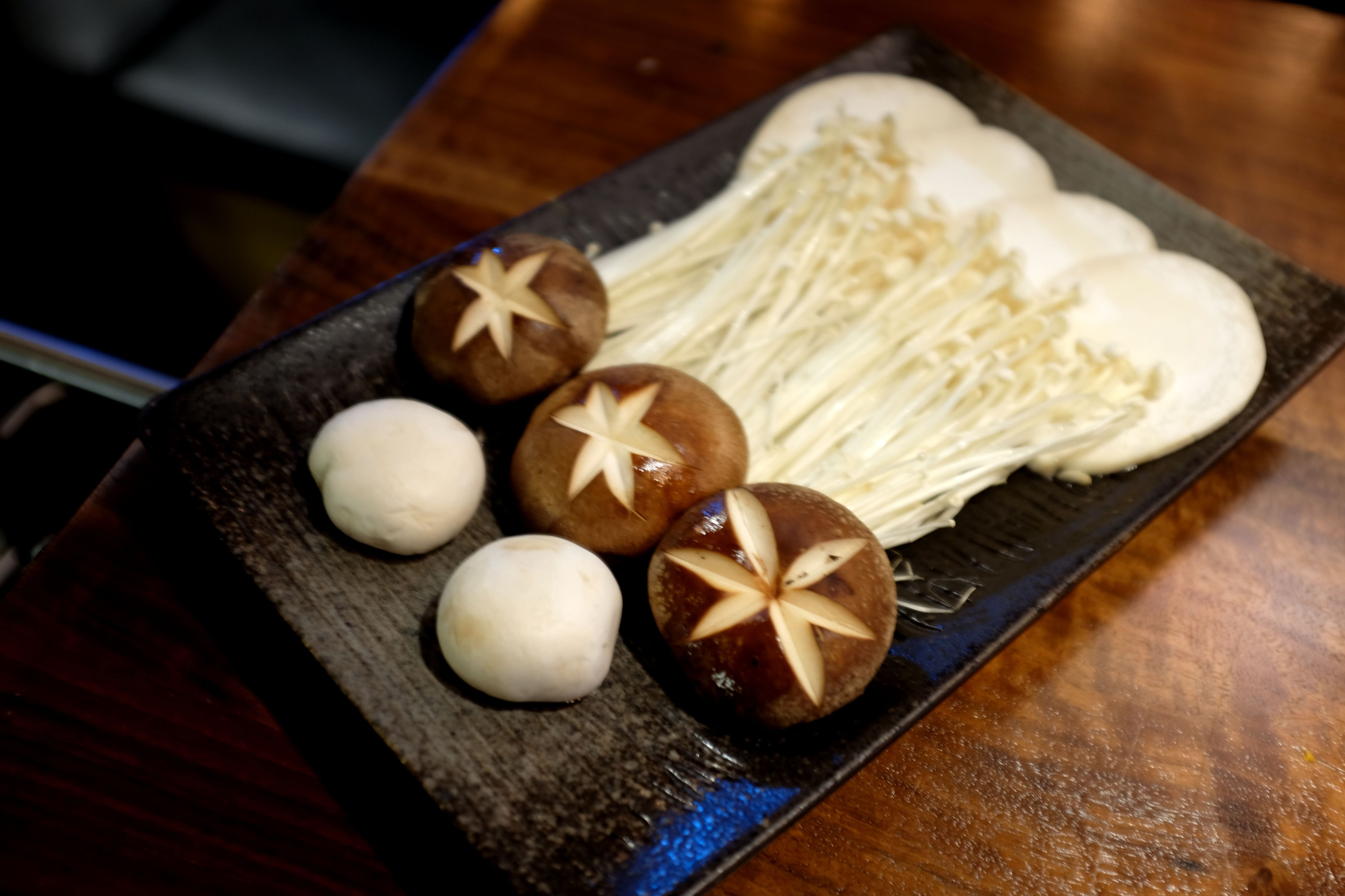 菌类拼盘也非常推荐 有口蘑,香菇,金针菇,切片的应该是杏鲍菇