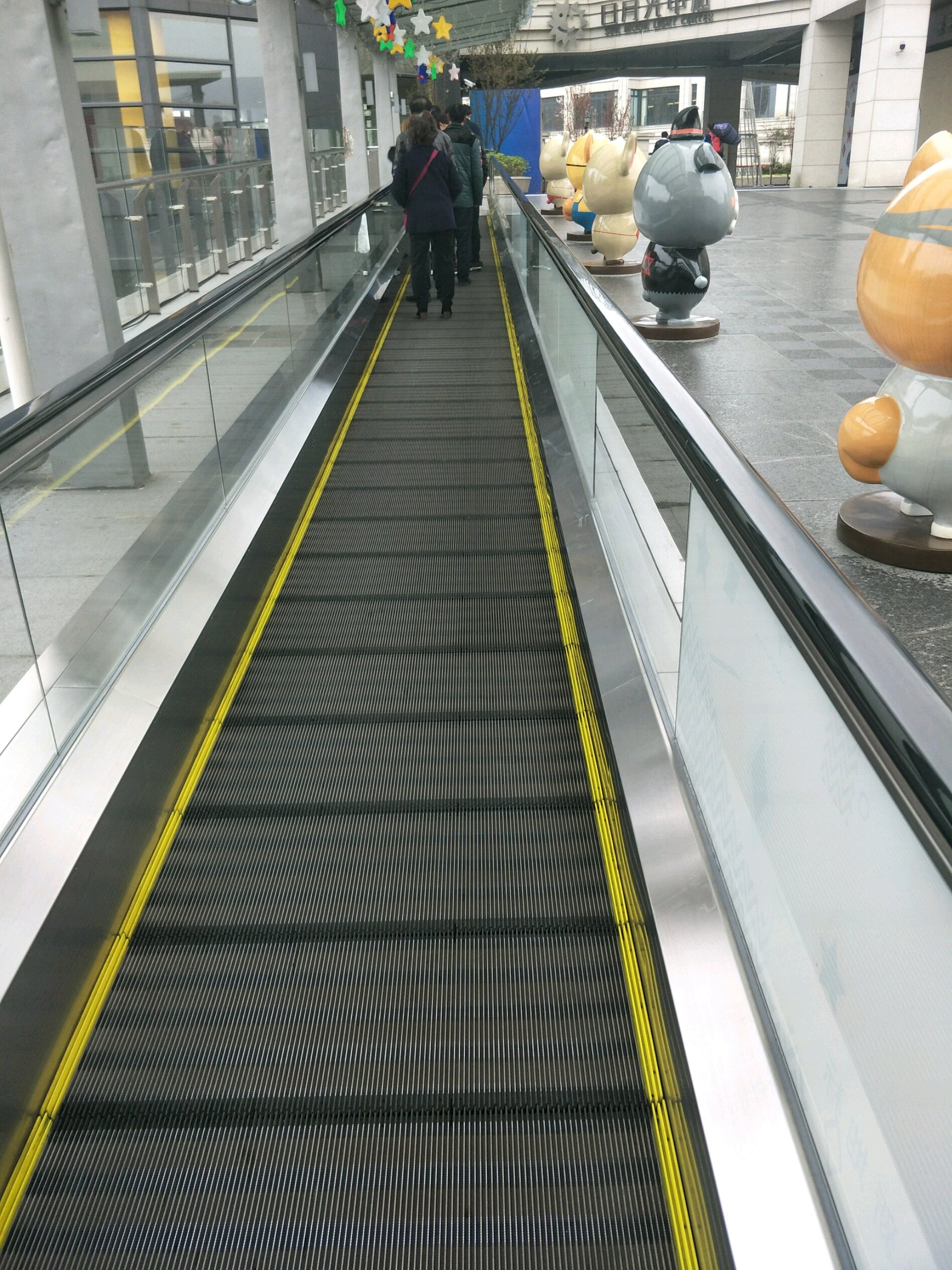嘉定北站出来,居然有个传送带似的电梯