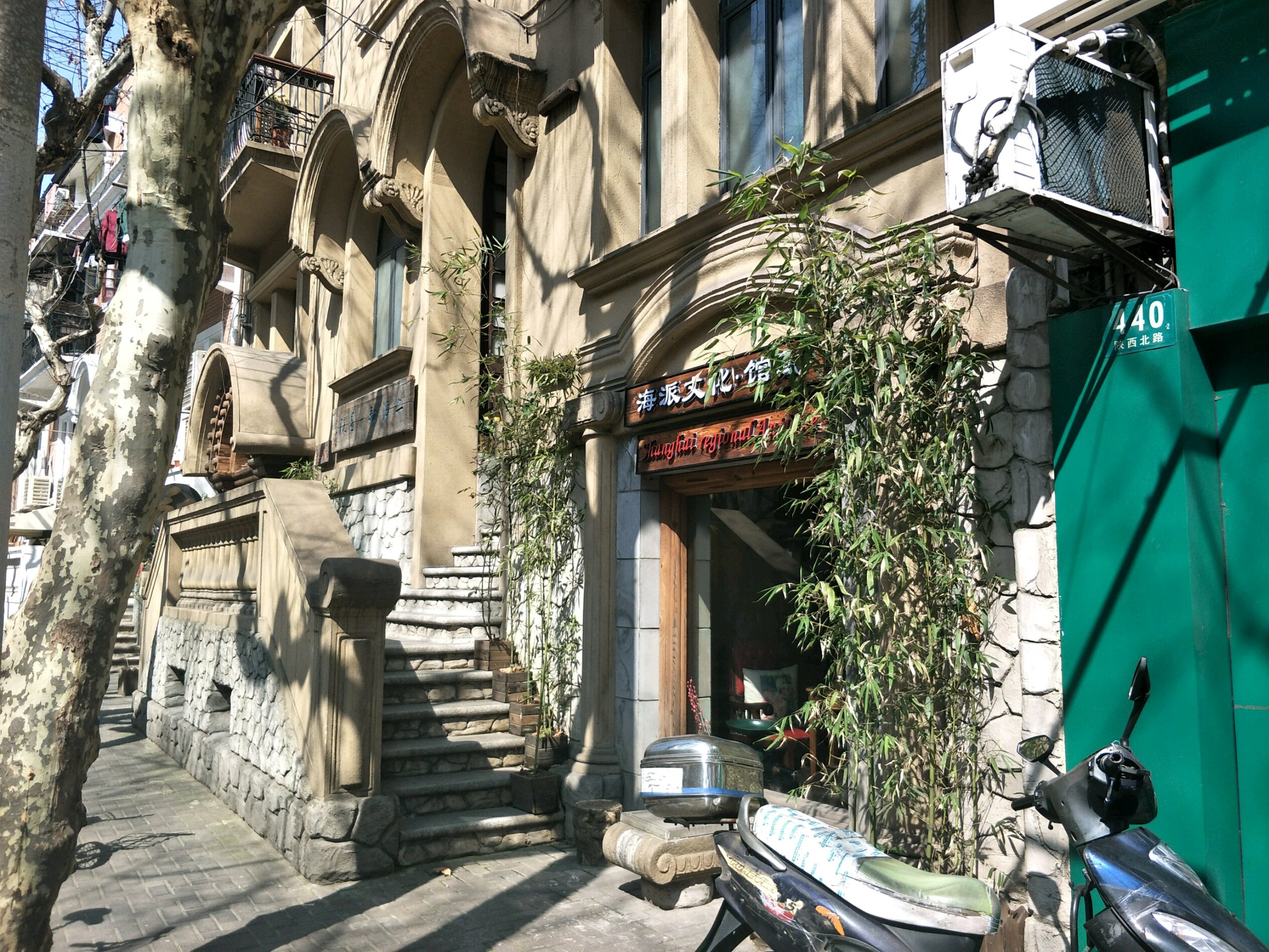 说到董家花园不得不提的就是它曾经的主人董浩云可以说这座董家花园