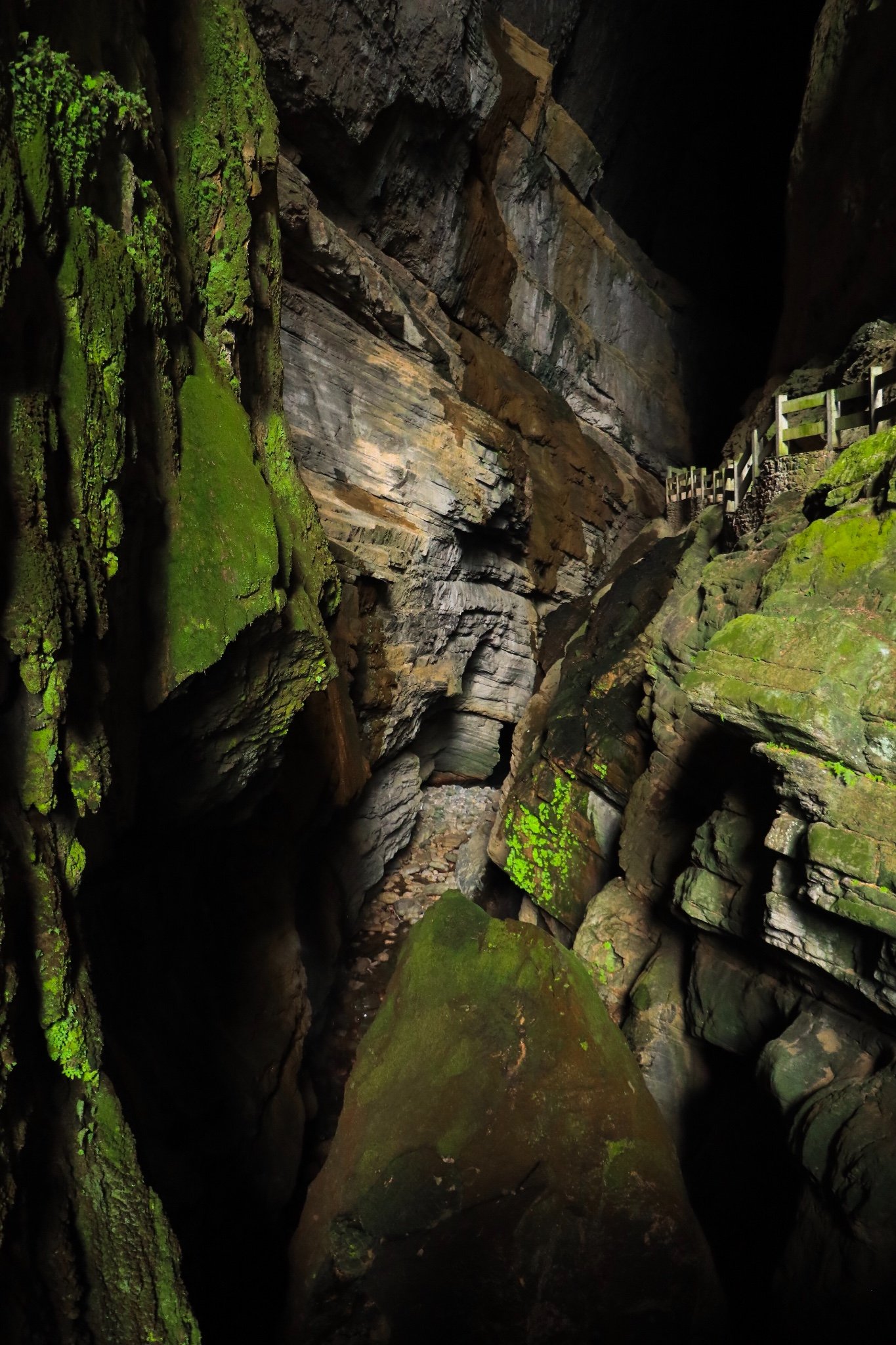 一个多小时的脚程一步一景峡谷深200至500米不等两边悬崖千仞岩壁绝险