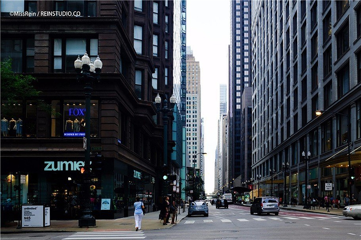 从卢普区与近北区边界,芝加哥河上的的密歇根大街桥,华丽一英里是指