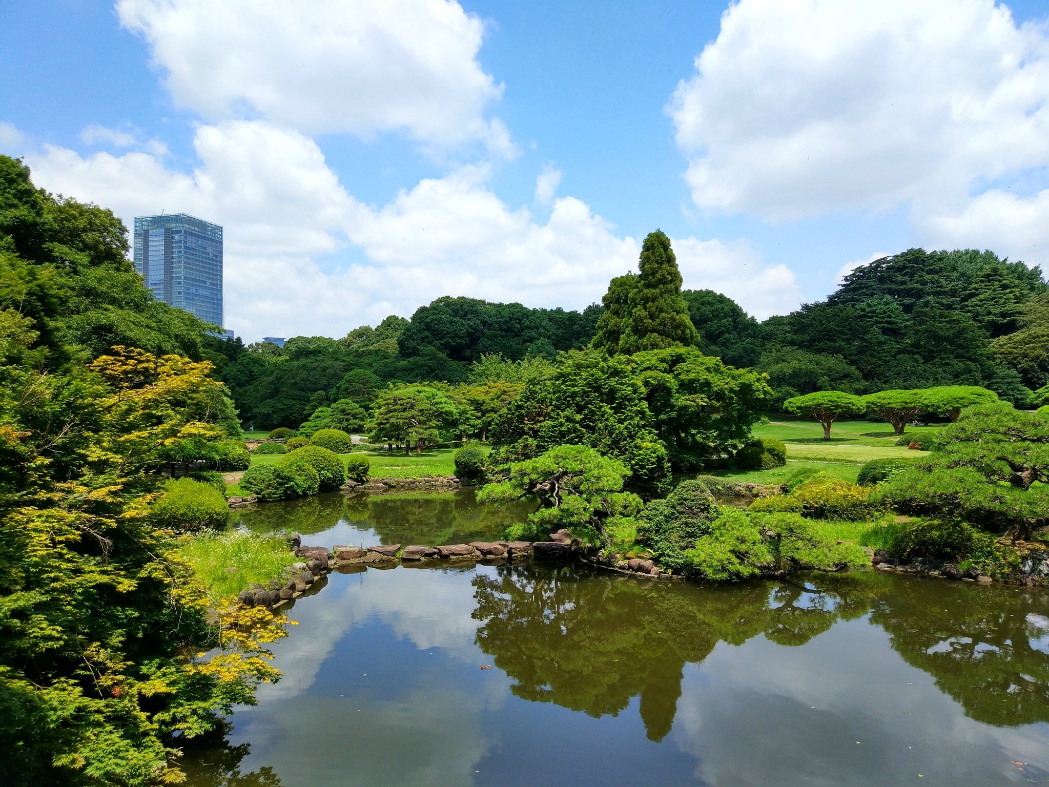 新宿御苑是一座融合了包括日式,英式,法式等多种样式庭园风格的大型