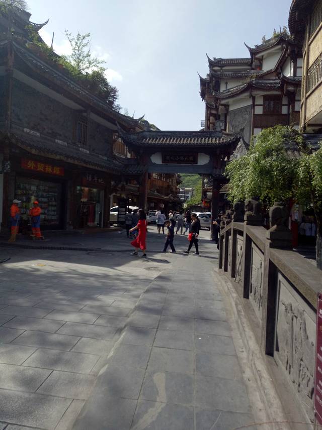 去成都的街头走一走,看着抖音坐一坐网红的轻