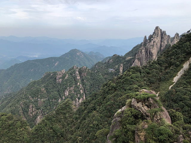 三清山是中国最美的五大峰林之一也是最美丽的花岗岩地貌游玩三清山真