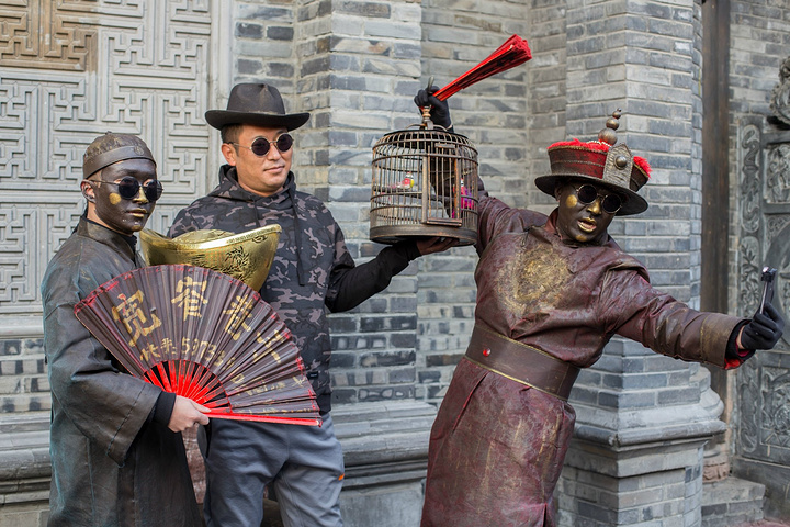 喝茶,掏耳朵,川剧变脸等活动应有尽有,可以很好地体验巴蜀的人文特色