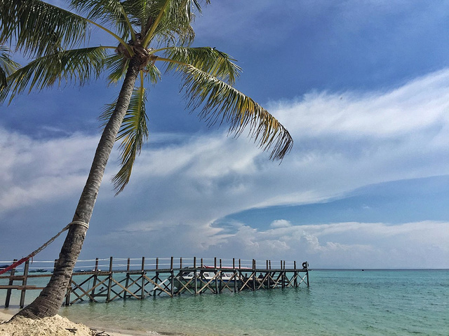 这个潜水服不能穿的太紧,不如手臂两侧都被勒