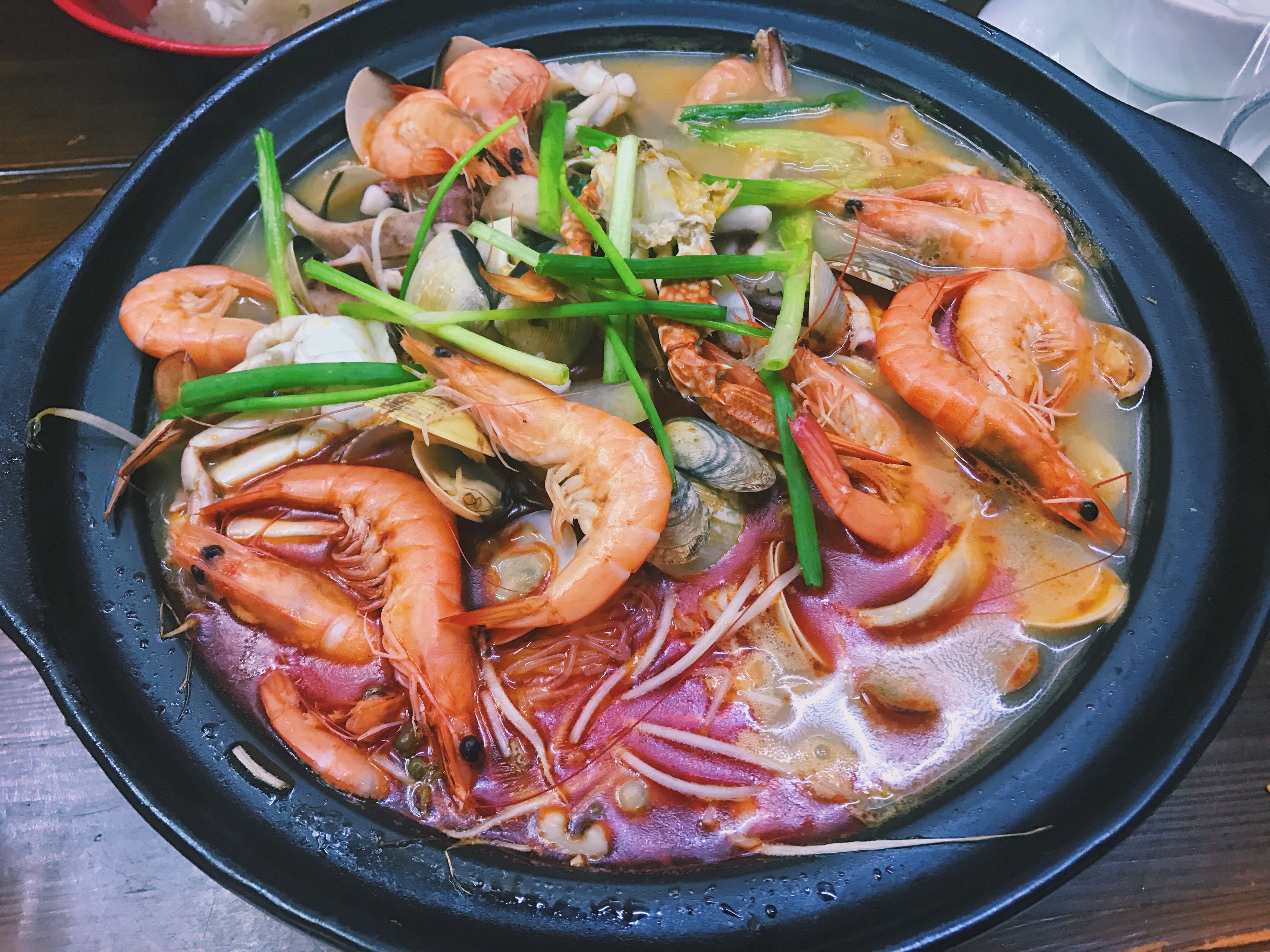 【晚饭】海鲜煲68rmb.里面的除了虾,其余全是蛤蜊的感觉