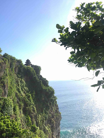 "乌鲁瓦图悬崖是一个游客必到访的景点。悬崖下的海水映着灿烂的阳光，蓝得耀眼_乌鲁瓦图寺"的评论图片