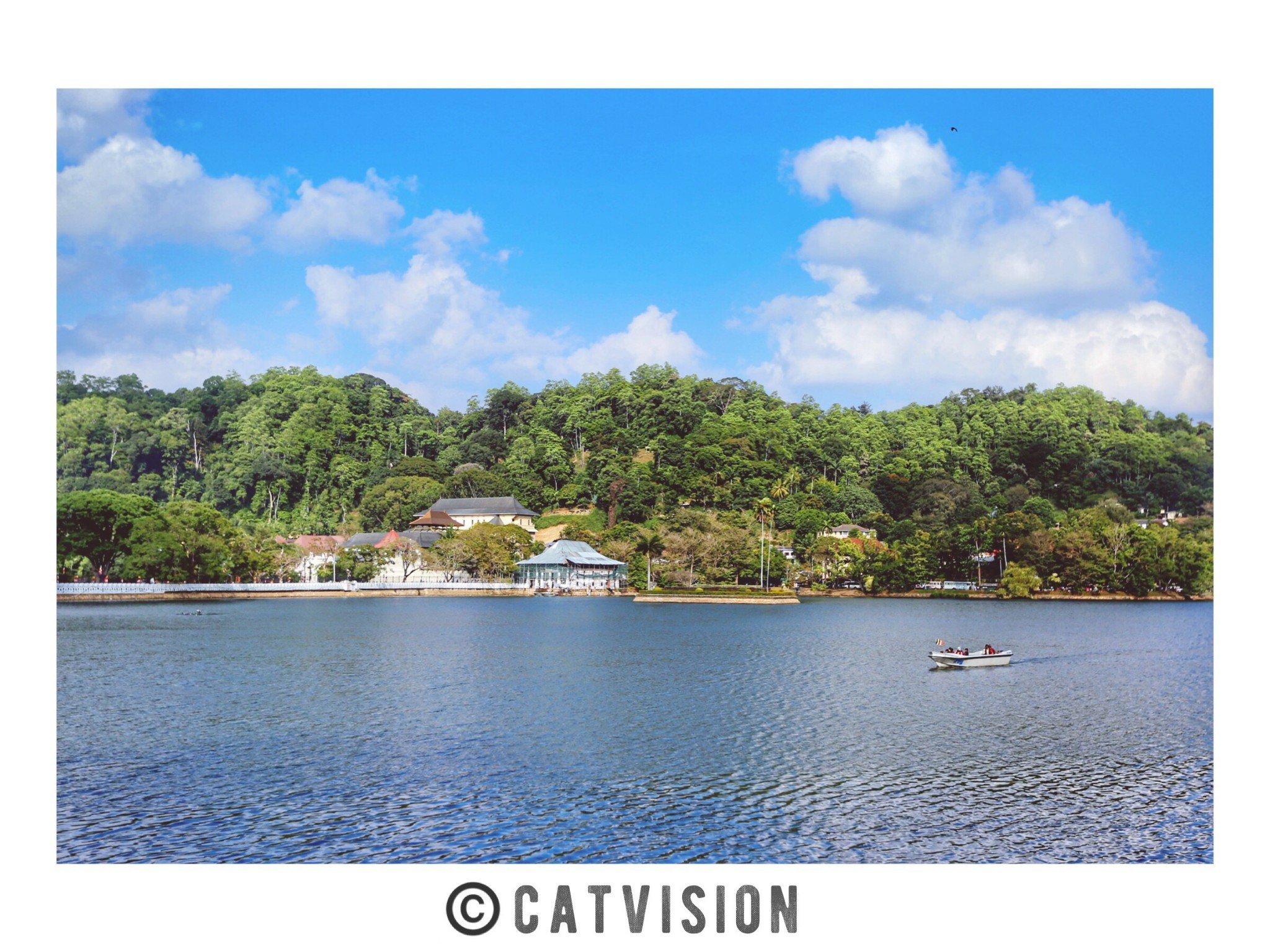 湖畔的风光也是不错的,很中意那些湖边小筑,不过那可算是豪华湖景房呢