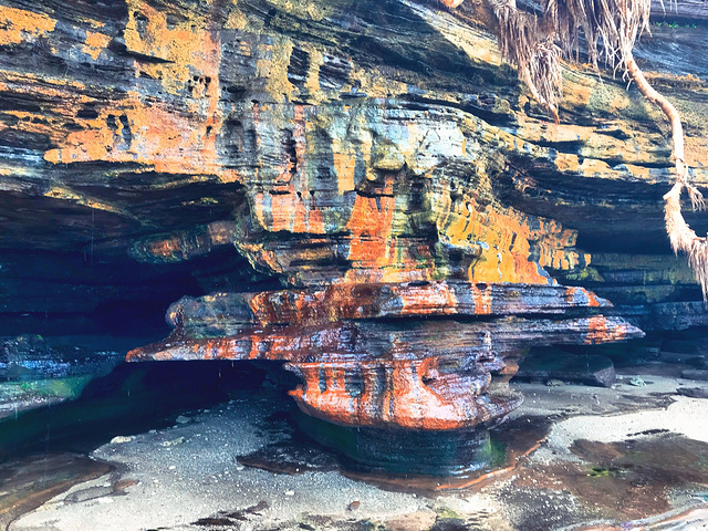 "退潮后的芝麻滩格外的漂亮,巨大的火山岩石一层一层的,在阳光的