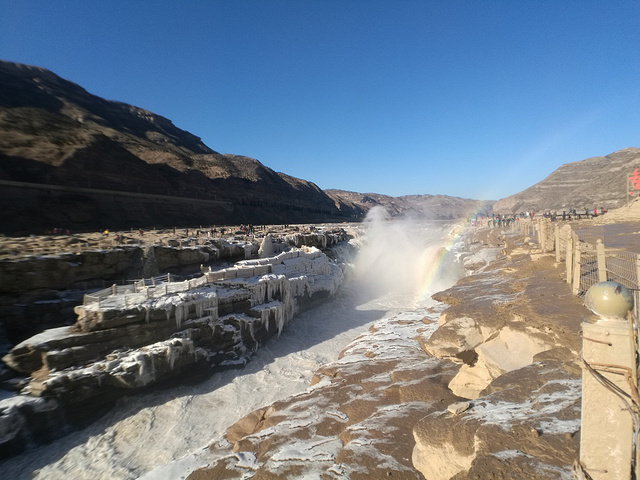 在团友的提示下跑到另外一侧看到了河水形成的半侧