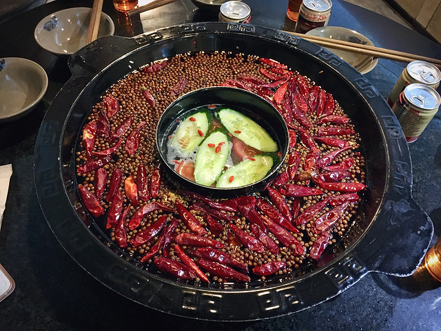 实实在在的防空洞火锅,感觉很有意思.洞亭火锅.